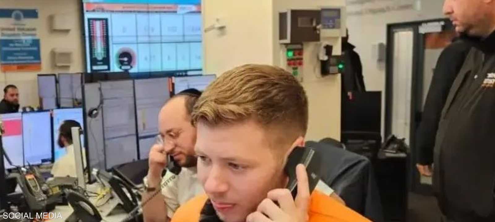 يائير نتنياهو يرد على المكالمات في منظمة تطوعية