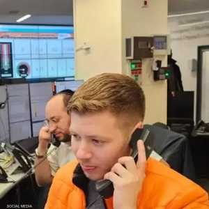 يائير نتنياهو يرد على المكالمات في منظمة تطوعية