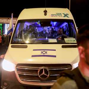 حافلة تقل عدد من الأسرى الإسرائيلين المفرج عنهم من قبل حماس