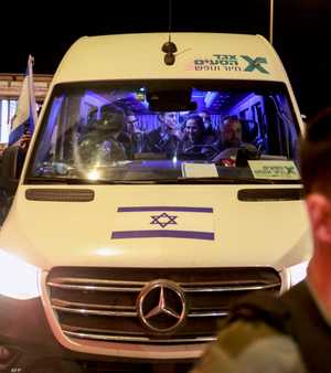 حافلة تقل عدد من الأسرى الإسرائيلين المفرج عنهم من قبل حماس