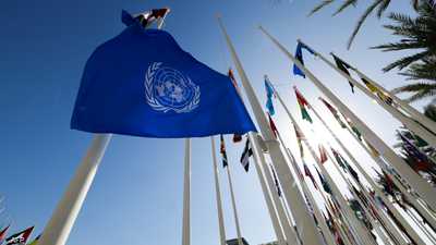 علم الأمم المتحدة في مكان انعقاد قمة COP28 في دبي
