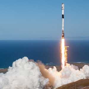 انطلق "فالكون 9" حاملا القمر الاصطناعي من قاعدة فاندنبرغ