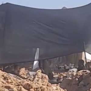جنود إسرائيليون داخل خيمة نصبوها بالمنطقة الوسطى بغزة.