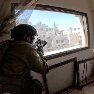 جندي إسرائيلي يطلق النار في داخل غزة