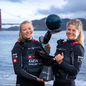 البطلة الأولمبية ريندوم (يسار)