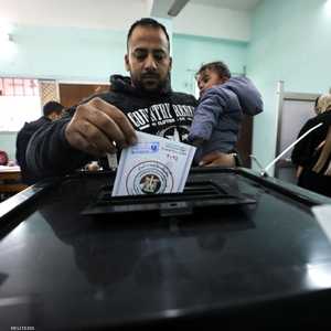 مواطن مصري يدلي بصوته في الانتخابات