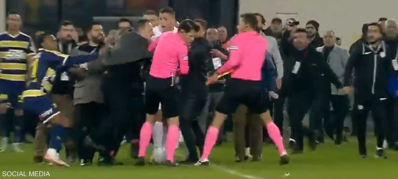 لكم فاروق قوجة رئيس نادي أنقرة جوجو التركي الحكم خليل أوموت