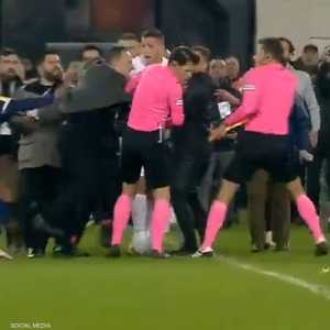 لكم فاروق قوجة رئيس نادي أنقرة جوجو التركي الحكم خليل أوموت