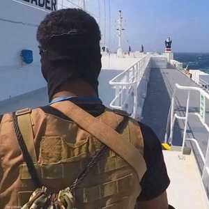 الحوثيون يصعدون من تهديداتهم بشأن الملاحة في البحر الأحمر