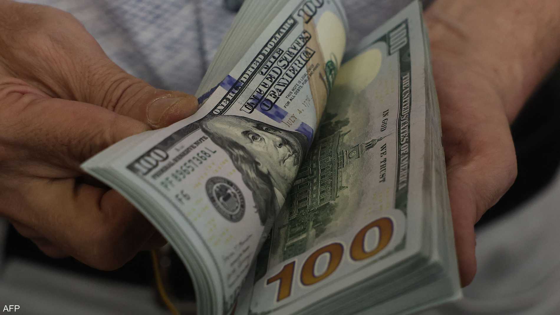 الدولار يرتفع قليلا قبل بيانات حاسمة قد ترسم مستقبل الفائدة