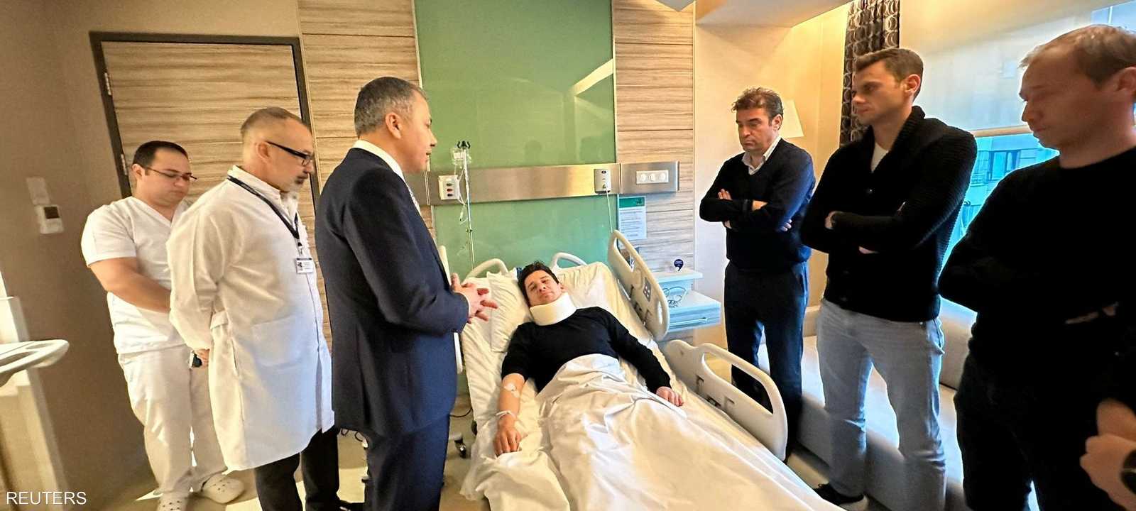 وزير الداخلية التركي يزور الحكم المصاب في المستشفى