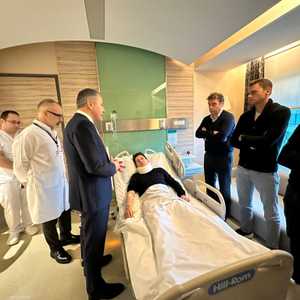 وزير الداخلية التركي يزور الحكم المصاب في المستشفى