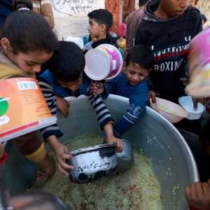 صورة مأساوية.. أطفال غزة يتهافتون على لقمة "خيرية" لسد رمقهم