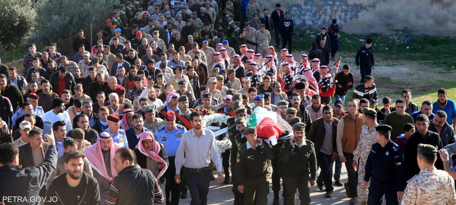 جنازة عسكرية لتشييع جثمان الجندي إلى مثواه الأخير