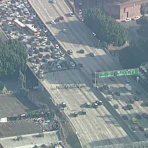 تكدست السيارات لأميال بالطريق السريع 110