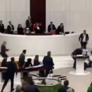 لحظة سقوط عضو البرلمان