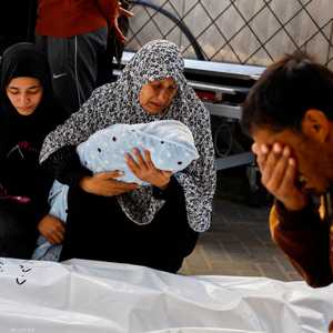 أقارب الطفل إدريس يودعونه قبل مواراته الثرى في رفح