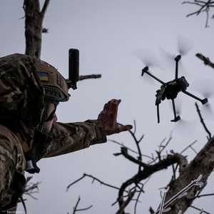 أرشيفية لجندي أوكراني يطلق مسيّرة انتحارية