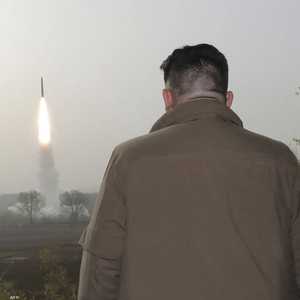 أرشيفية.. الزعيم كيم يشرف على تجربة صاروخية