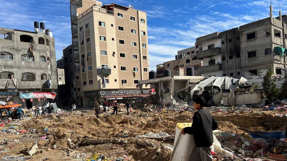 قصف إسرائيلي يستهدف مدخل مستشفى كمال عدوان في جباليا