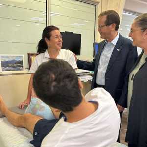 الرئيس الإسرائيلي يزور جنديا مصابا