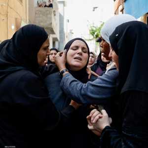 فلسطينيات يبكين قريبا لهن قتلته قوات إسرائيل بمخيم الفارعة.