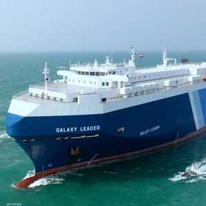 سفينة الشحن جالاكسي ترافقها قوارب الحوثيين في البحر الأحمر