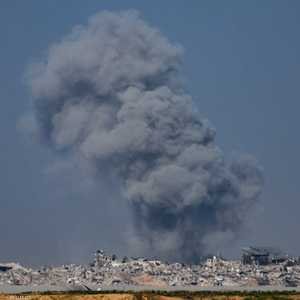 تصاعد أعمدة من الدخان الكثيف