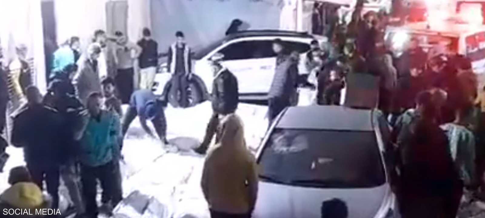 انتشال جثامين أشخاص سقطوا في غارة إسرائيلية على مخيم المغازي