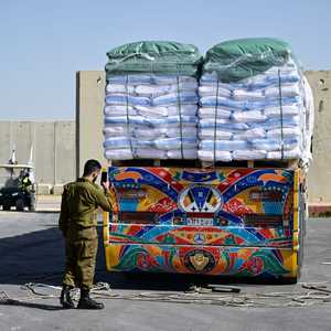 شاحنة تحمل مساعدات على مشارف غزة