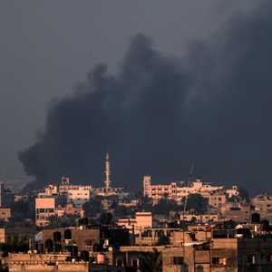 تصاعد الدخان من خان يونس جرّاء القصف الإسرائيلي