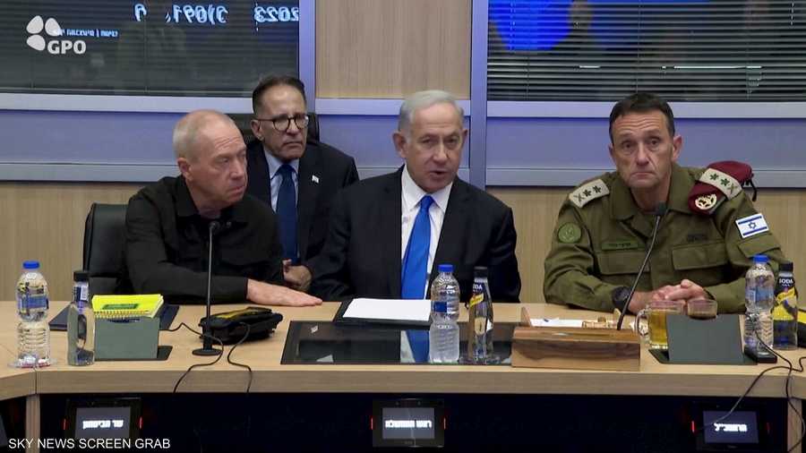 وزير الدفاع الإسرائيلي يوآف غالنت على يسار نتنياهو