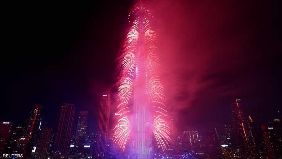 برج خليفة يتزين بأضواء الألعاب النارية