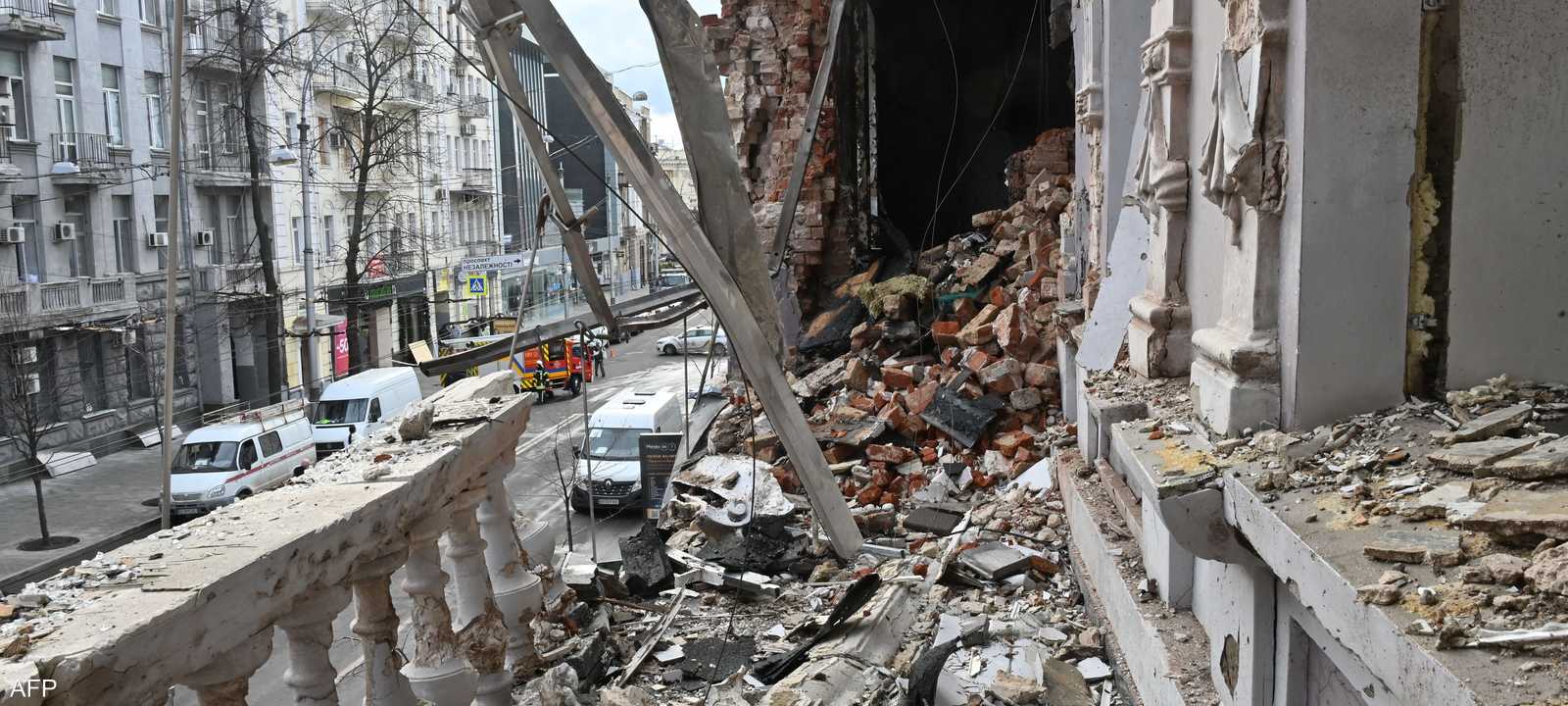 من آثار قصف روسي على خاركيف في وقت سابق