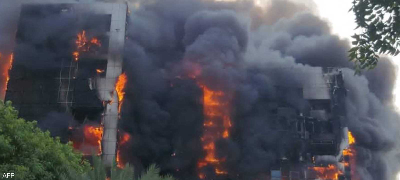 حريق يلتهم برج شركة النيل للبترول في الخرطوم