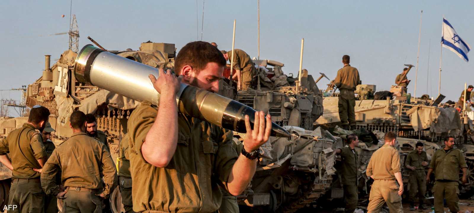 جندي إسرائيلي يحمل قذيفة ثقيلة