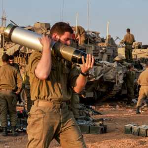 جندي إسرائيلي يحمل قذيفة ثقيلة