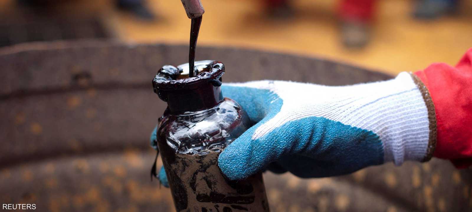عامل يجمع عينة من النفط الخام شركة النفط الفنزويلية PDVSA
