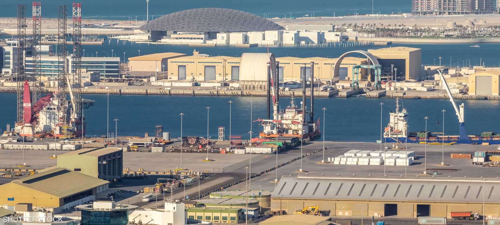 سفينة شحن كبيرة في الميناء - أبوظبي - الإمارات