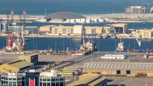 سفينة شحن كبيرة في الميناء - أبوظبي - الإمارات