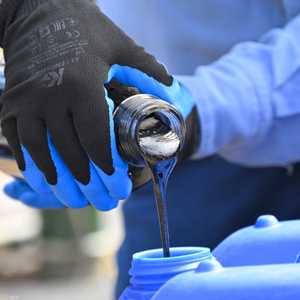 عينات من النفط الخام في حقل إيشبينغو - الإكوادور