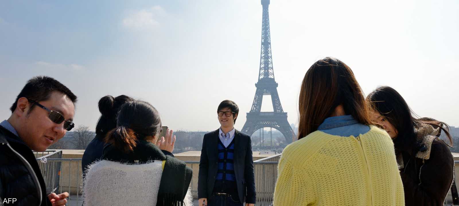 سياح صينيون في باريس