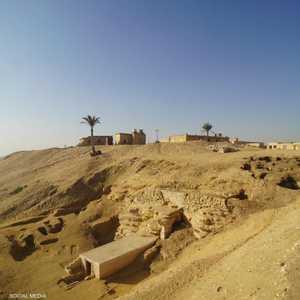 المقبرة الصخرية تعود لعصر الأسرة الثانية