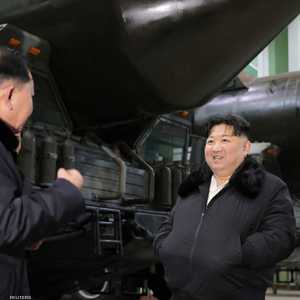 الزعيم كيم خلال زيارته للمصنع الحربي