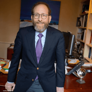 آلان غاربر خبير اقتصادي وطبيب يهودي