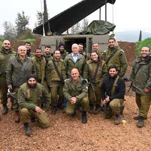 بنس وسط الجنود الإسرائيليين