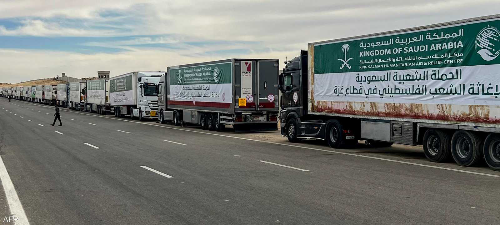 شاحنات مساعدات تصطف لأميال بانتظار الدخول لغزة