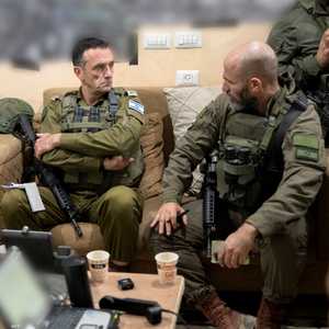 رئيس أركان الجيش الإسرائيلي هرتسي هاليفي (وسط)