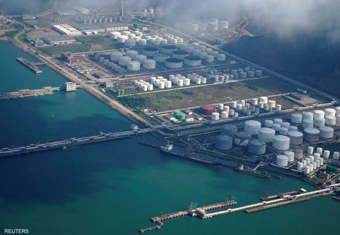 مخزونات النفط والغاز  في ميناء تشوهاى - الصين