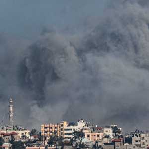 تصاعد الدخان من خان يونس جرّاء القصف الإسرائيلي